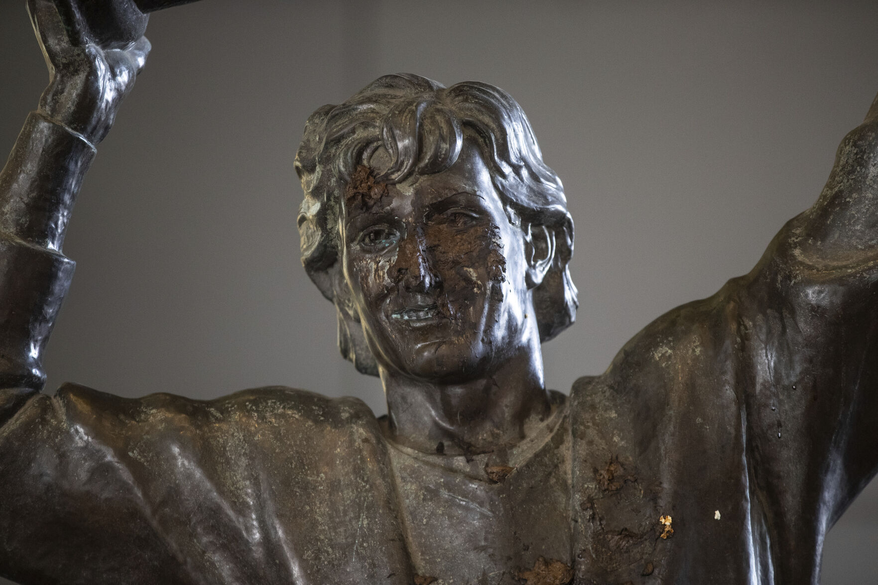 Canada Gretzky Statue Vandalized Hockey